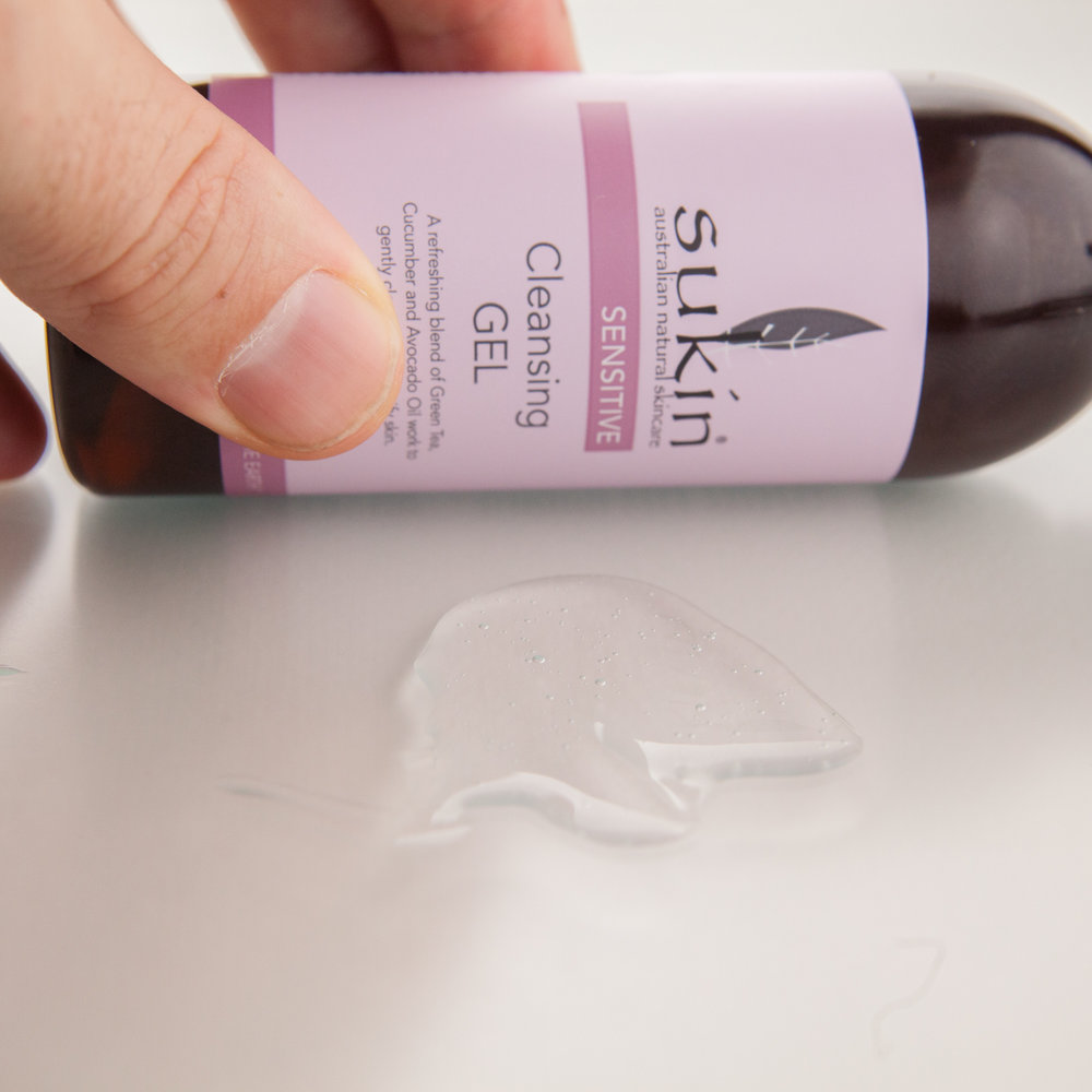 Sữa rửa mặt sukin sensitive cleansing gel tạo bọt ít