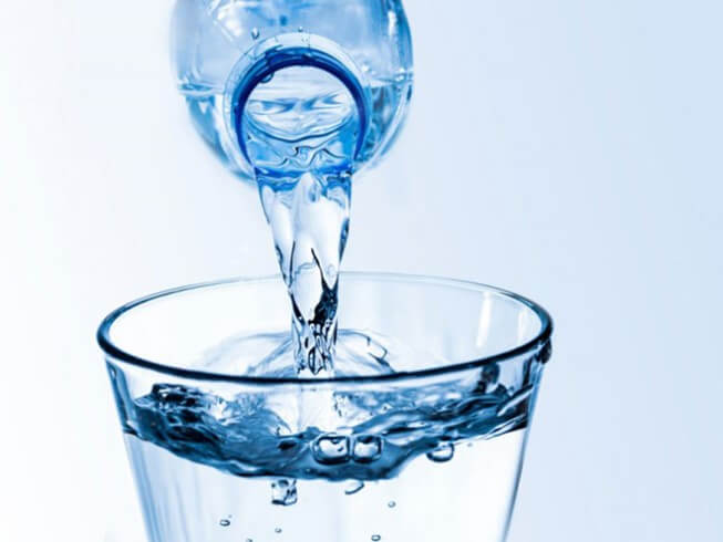 Uống nhiều nước để cân bằng độ ẩm cho da