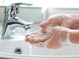 Rửa tay trước khi làm sạch da