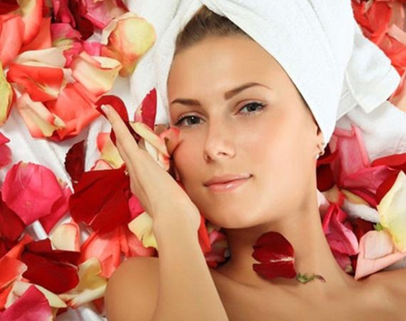 Làn da sẽ mạnh khỏe và sáng đẹp nếu bạn sử dụng thường xuyên nước hoa hồng trong quá trình skincare đấy