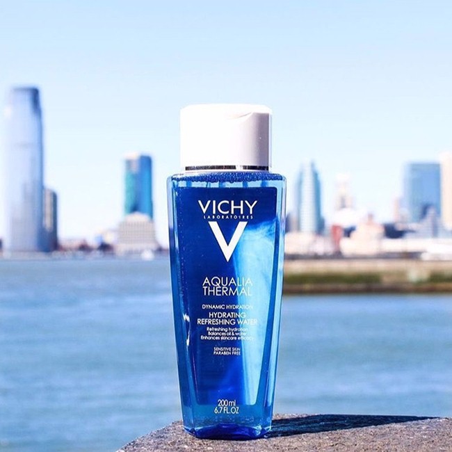 Dòng sản phẩm cấp ẩm dưỡng da chuyên sâu, nước hoa hồng Vichy có màu xanh biển dịu mắt